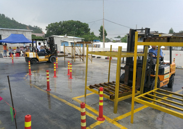 叉車的例行檢查、叉車運行路線是否正確、叉車倒庫不出線/不撞到標桿、指定