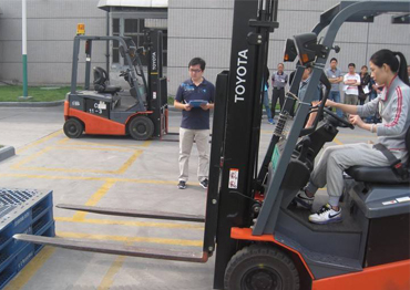 操作叉車前檢查、避讓障礙物、叉車倒車行駛要求、叉車停車放置及行為規范。